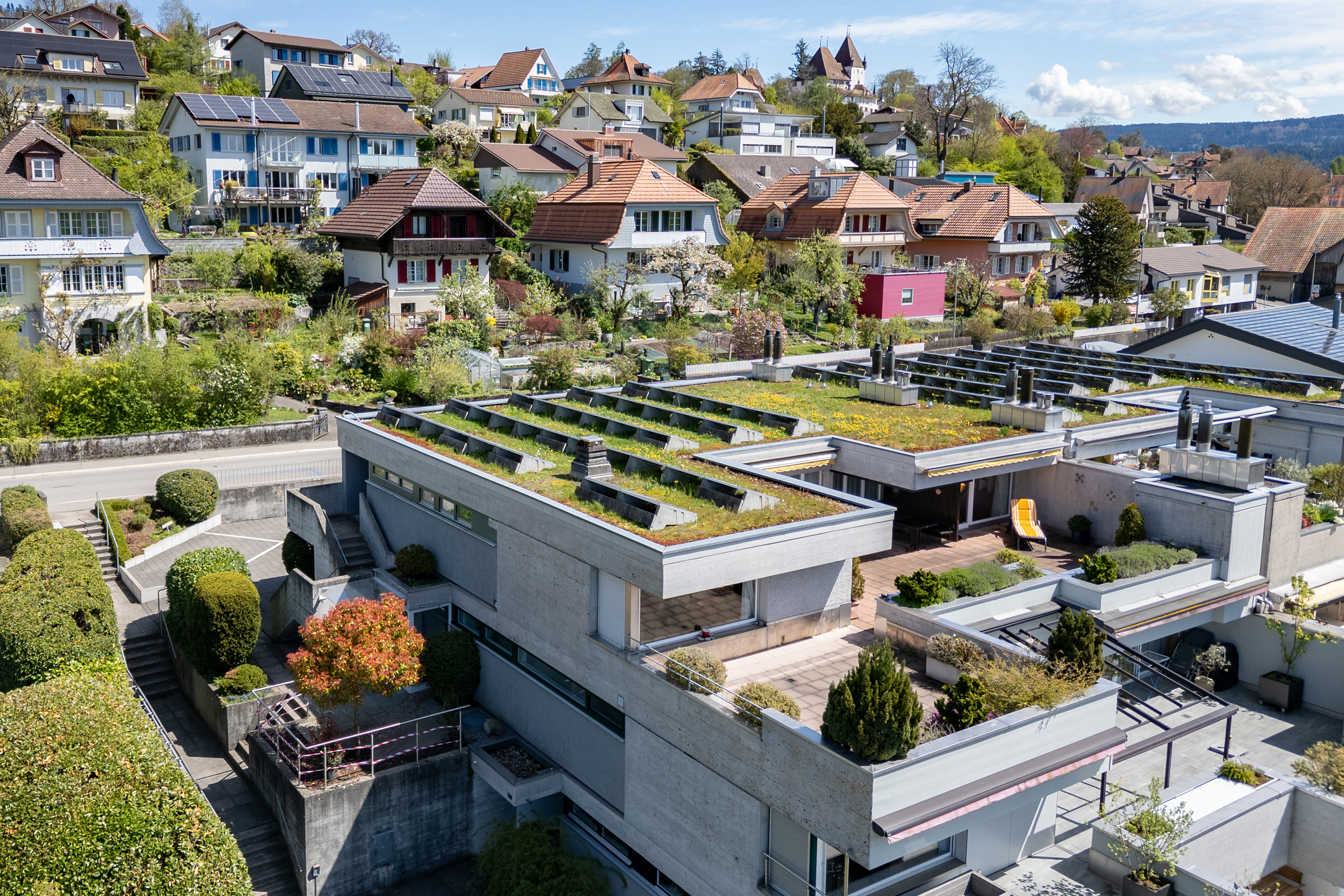 Drohnenflug um das oberste Terrassenhaus in Worb.