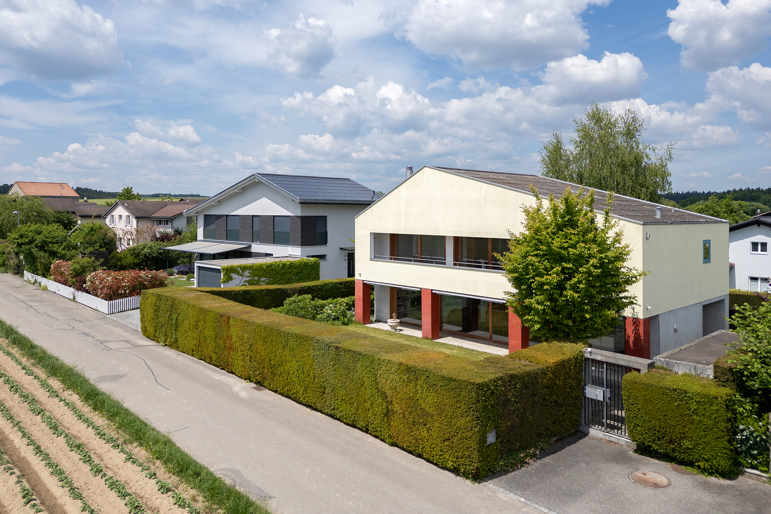 Drohnenfotografie mit Blick auf das Architektenhauses am Höheweg in Jegenstorf.