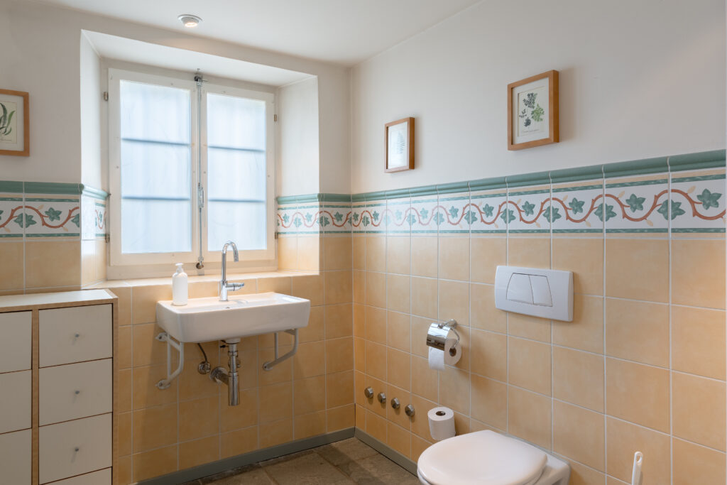 Renoviertes Gästebad im geschichtsträchtigen Herrschaftshaus in Avenches.