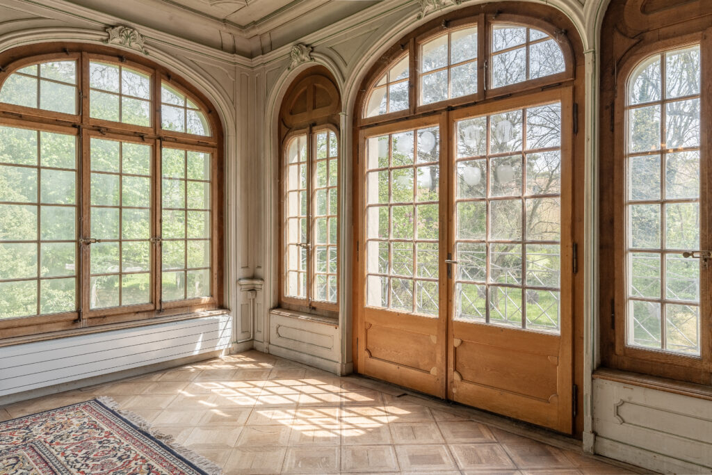 Wunderschöne Fenster im grossen Ballsaal im Herrschaftshaus in Avenches.