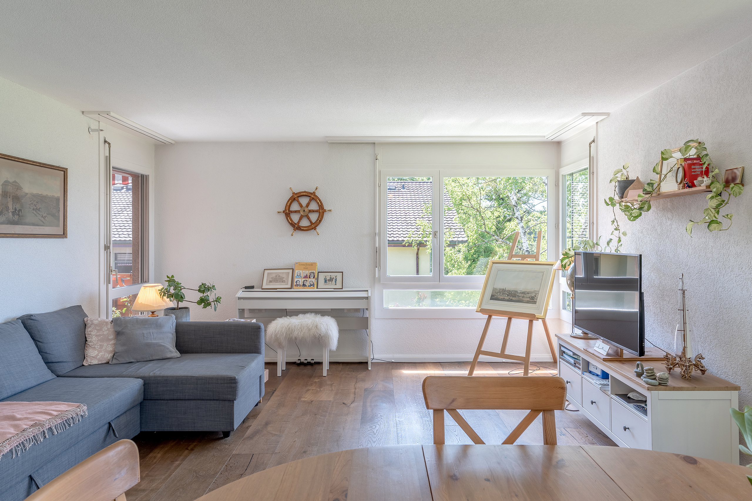 Wohnzimmer einer 4.5 Zimmer Eigentumswohnung im obersten Stockwerk eines kleinen Mehrfamilienhauses in Bösingen.