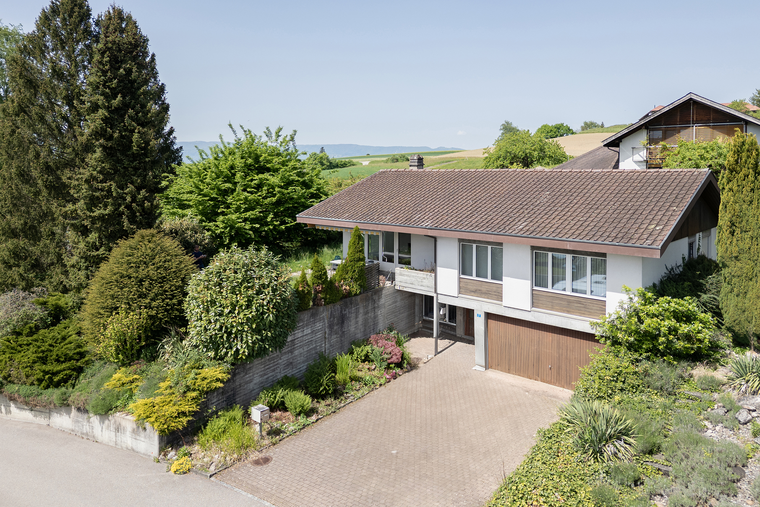 Ansicht der Südfront von einem Einfamilienhaus an der Reuebergstrasse in Grossaffoltern. doma Real Estate AG hat dieses Drohnenfoto aufgenommen und wurde mit dem Verkauf beauftragt.