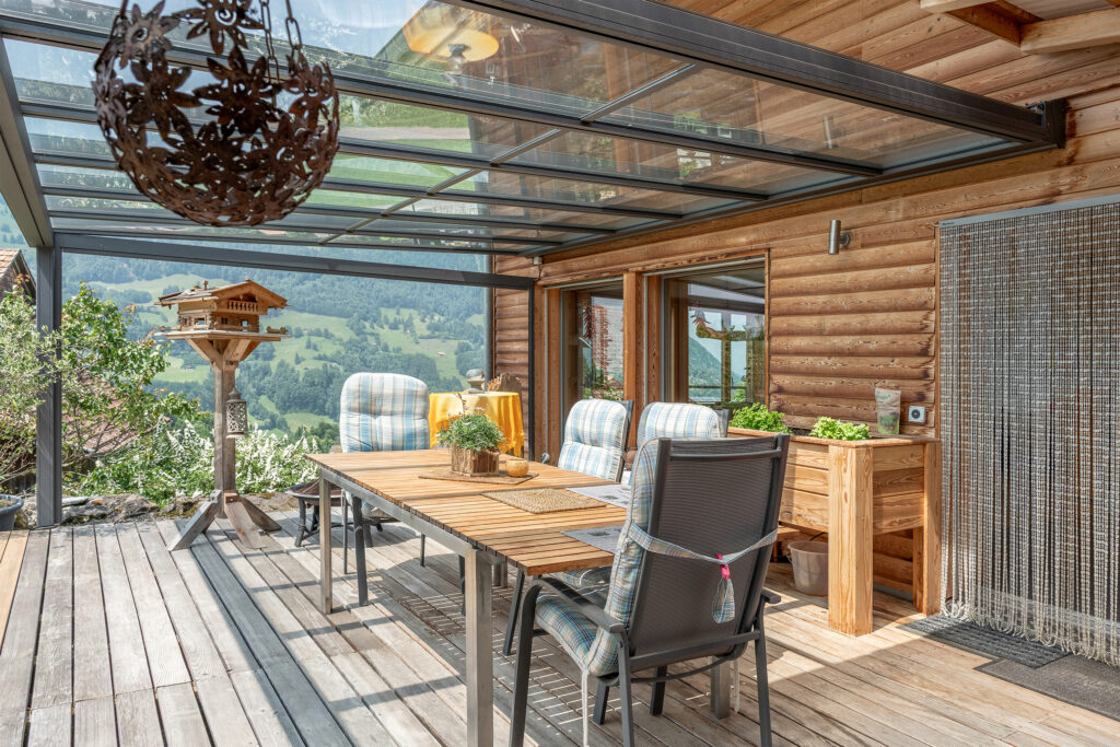 Sicht von der überdachten Terrasse auf den Niesen. Haus zu verkaufen in Reichenbach im Kandertal.