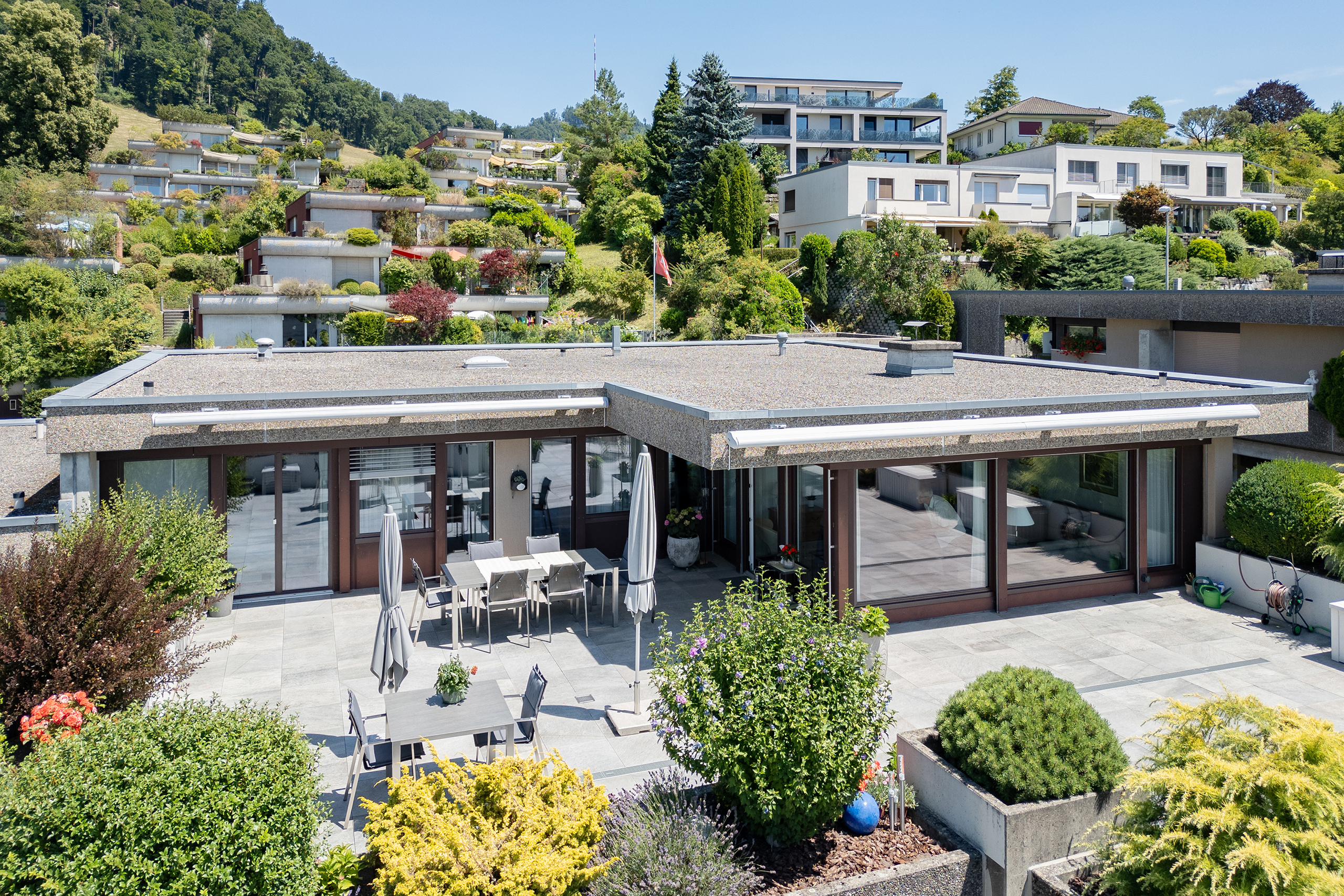 Foto mit der Drohne auf das oberste Terrassenhaus an der Lindenmattstrasse in Bolligen.