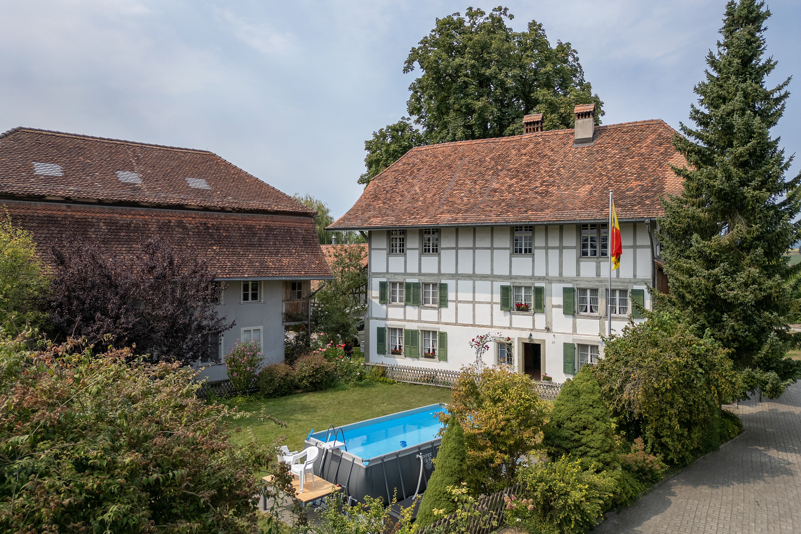 Sicht auf die Südseite des hochbarocken Hans-Franz-Nägeli Hauses in Bern Bümpliz Niederbottigen.