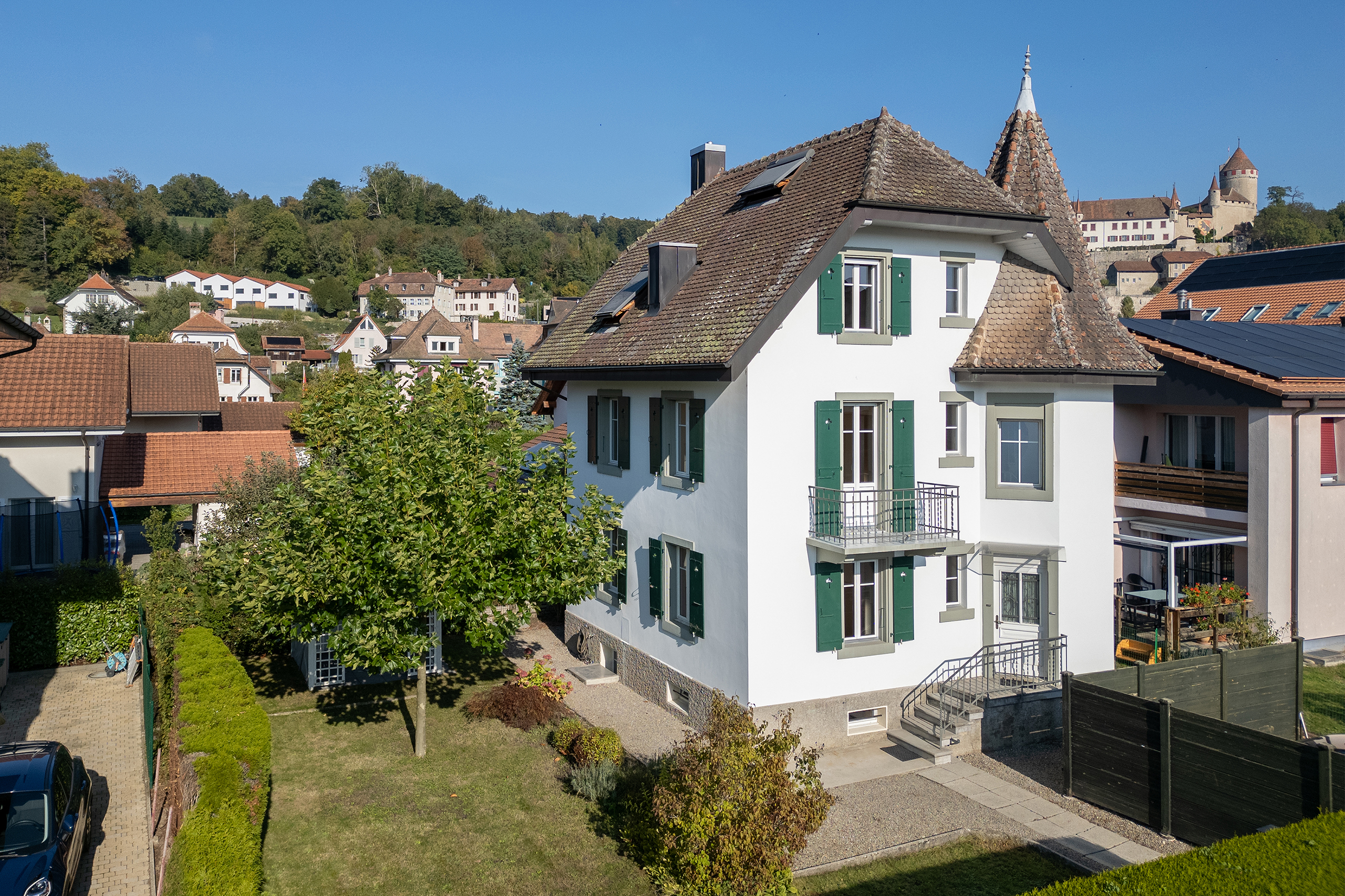 Generationenhaus mit Turmdach in Lucens zu verkaufen. Das Haus steht zentral an guter Lage.