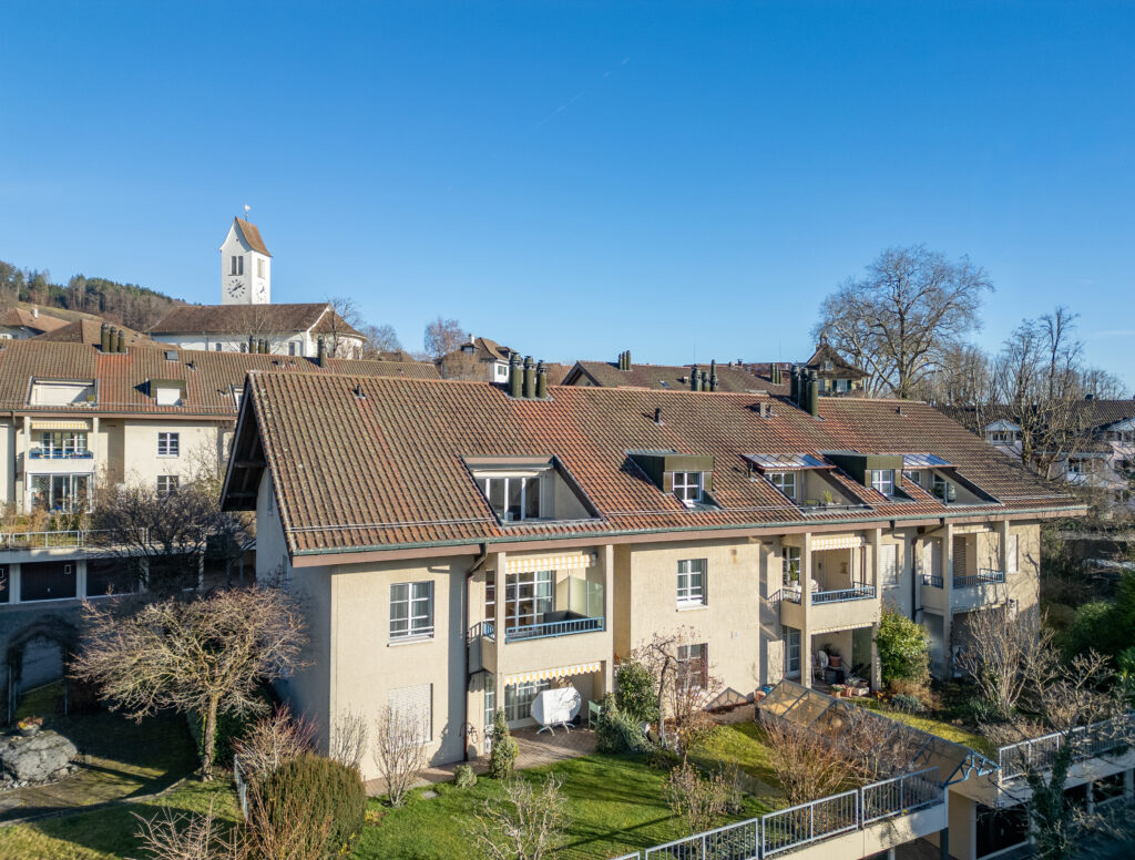 Drohnenfoto auf das Mehrfamilienhaus in Gümligen, in welchem eine 2.5-Zimmer Wohnung zu verkaufen ist.