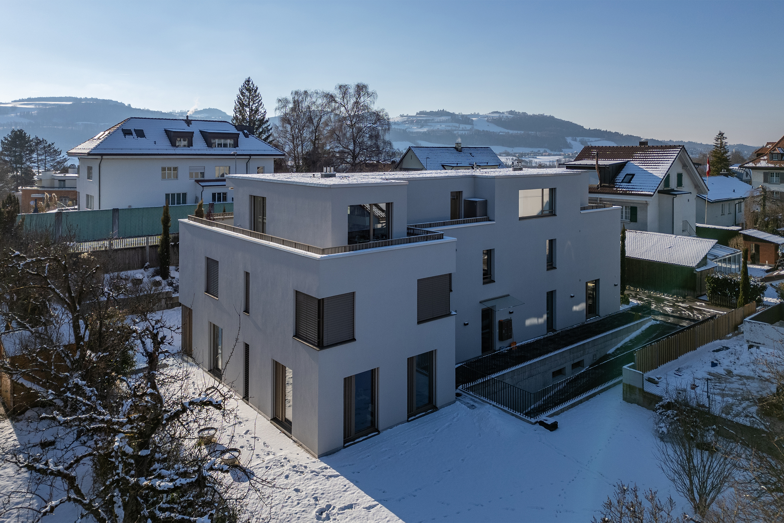 Drohnenaufnahme von Muri bei Bern. Ein Modernes Mehrfamilienhaus mit Eigentumswohnungen.