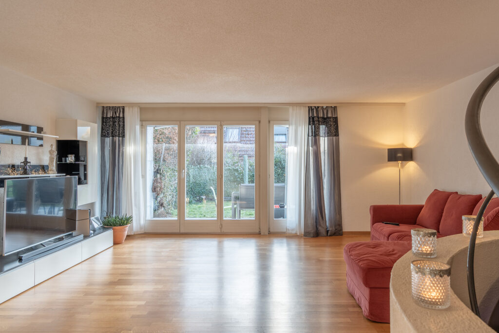 Blick vom Wohnzimmer in den Garten des Einfamilienhauses in Thörishaus, Gemeinde Köniz.