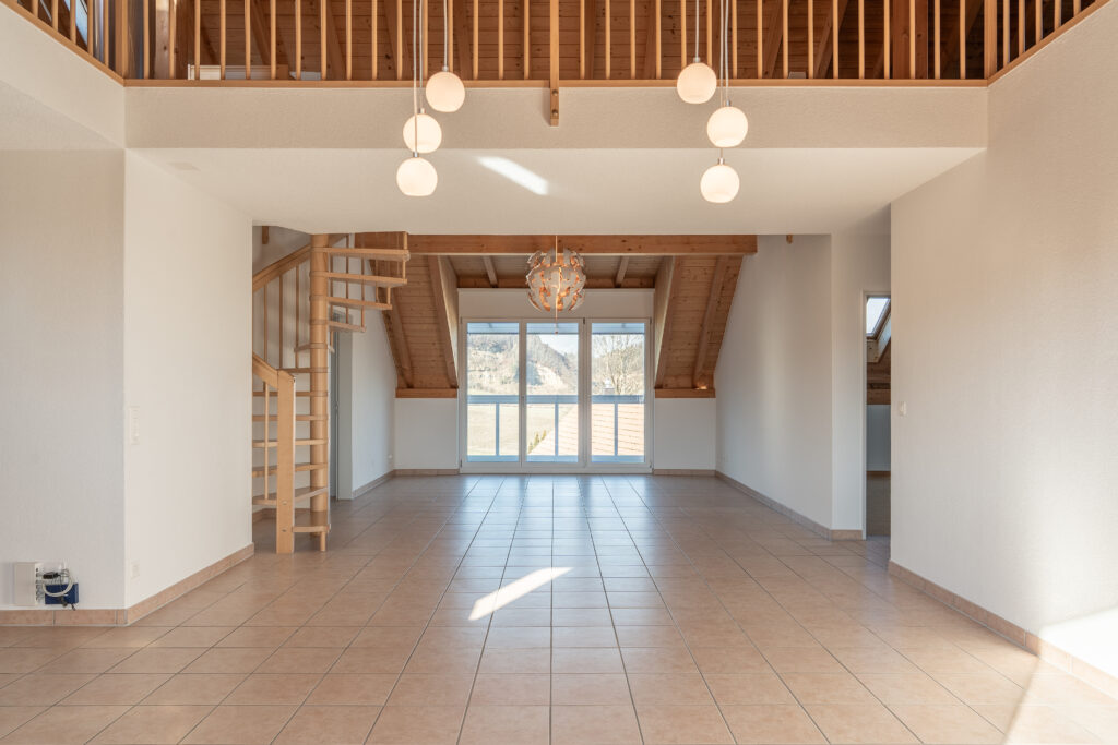 Grosse Maisonettewohnung in einem Mehrfamilienhaus in Schüpfen.