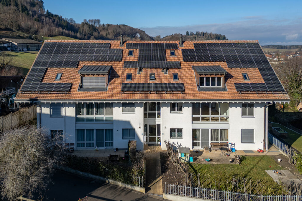 Frontansicht auf das Mehrfamilienhaus mit sechs grossen Wohnungen.