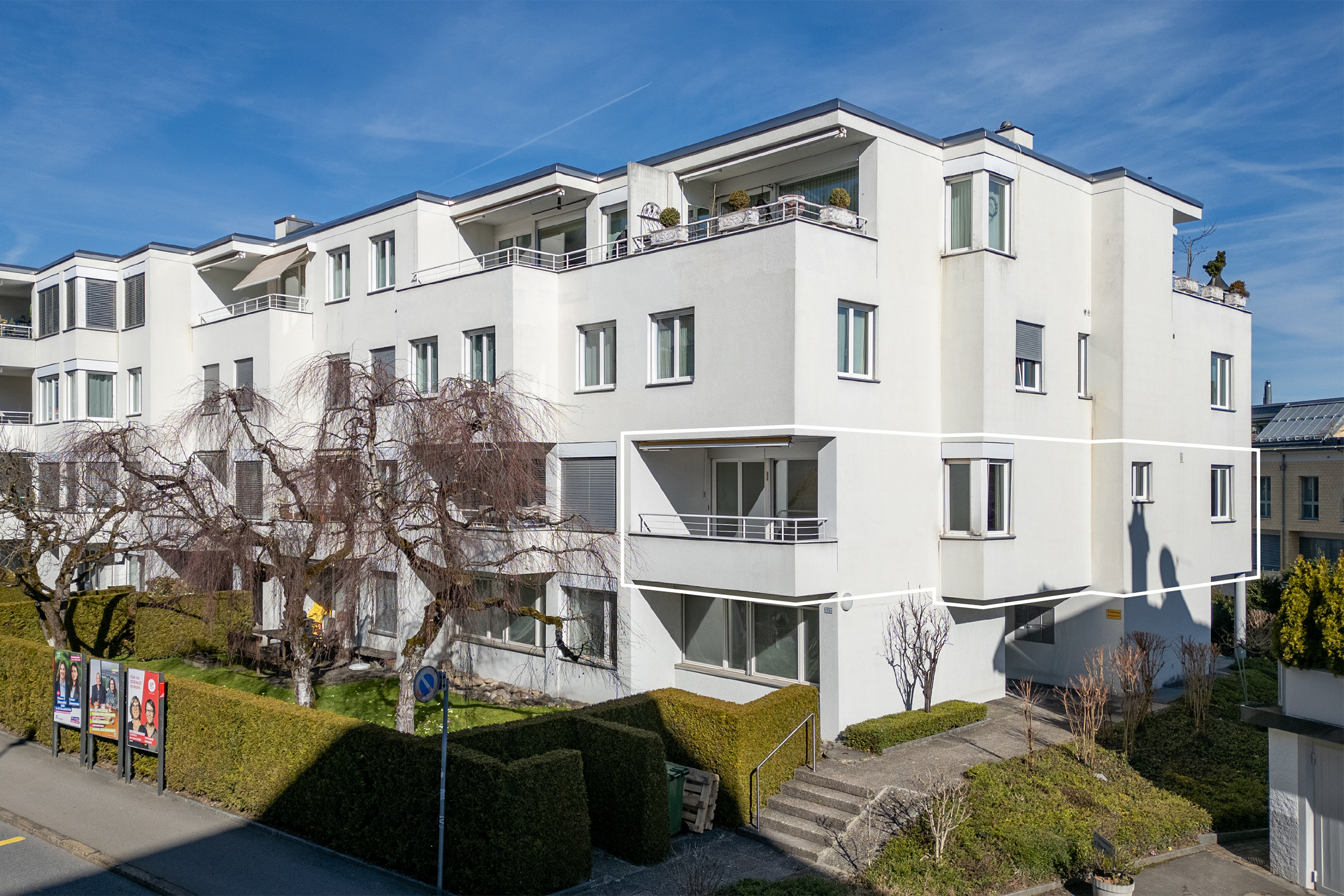 Aussenfoto eines Mehrfamilienhauses in Horgen im Kanton Zürich. Zu verkaufen ist eine 2.5-Zimmer Wohnung im ersten Stock