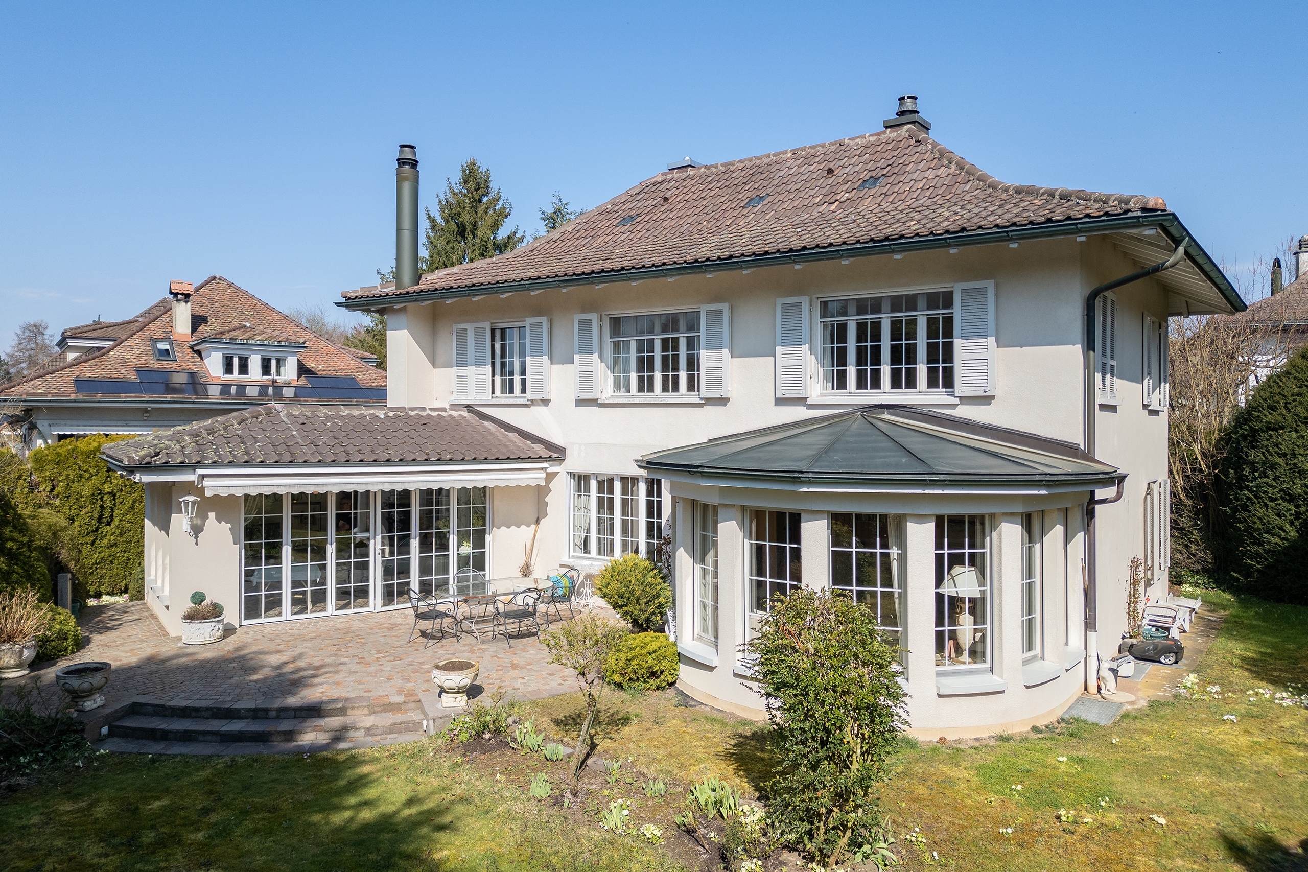 Schöne Villa aus den 1950er Jahren. An bester Lage in der Elfenau in Bern. Ruhig, mit viel Privatsphäre und altem Baumbestand, steht die Liegenschaft an erhöhter Lage.