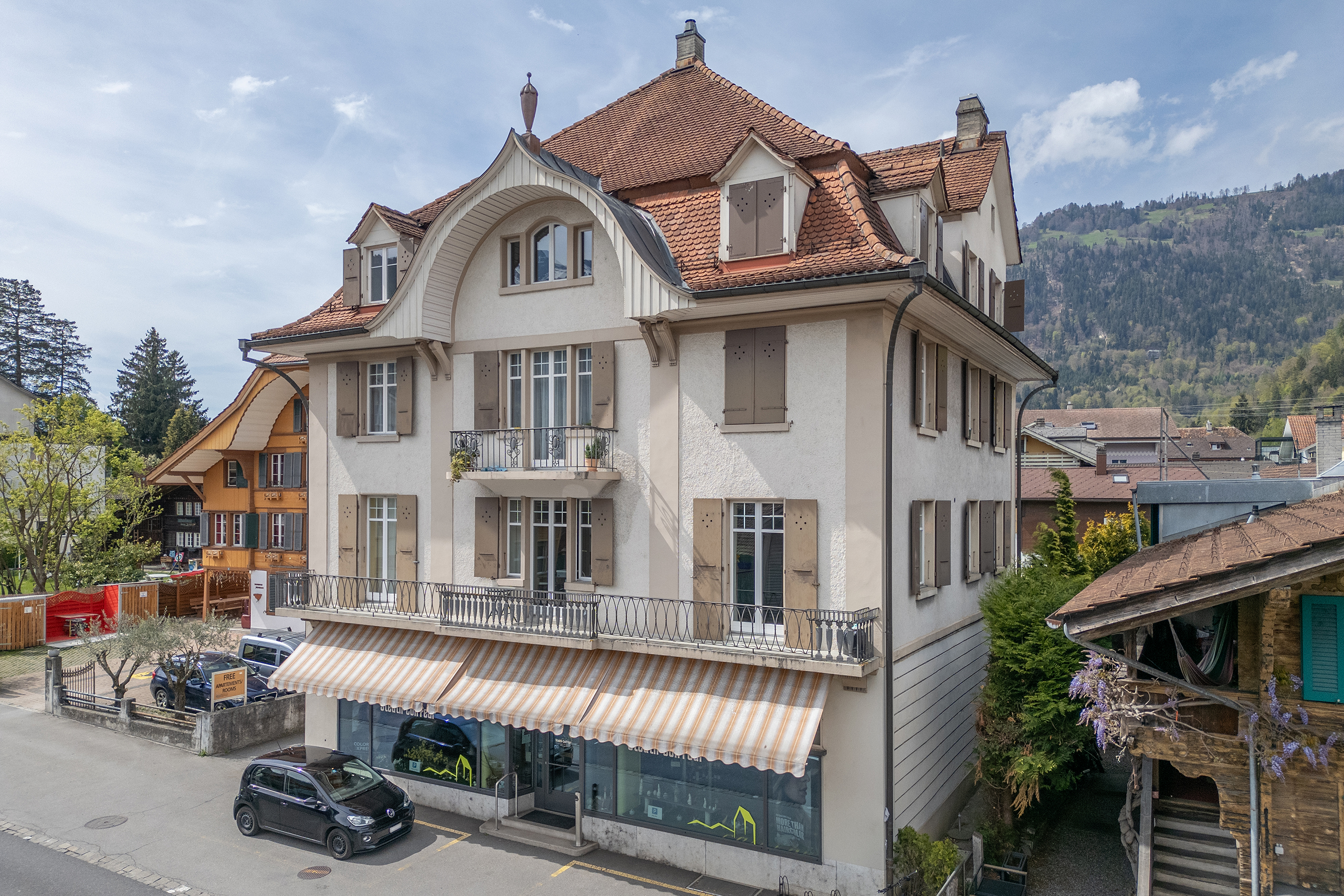 Ansicht der Seestrasse 8 in Unterseen. Zu sehen ist ein schönes altes Gebäude mit viel Charm.