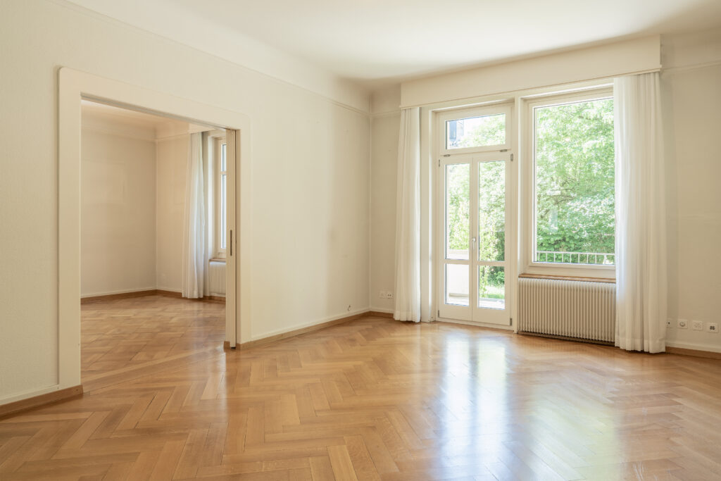 Wohn- und Esszimmer mit original alten Parkettböden und dem Ausgang auf die Terrasse.