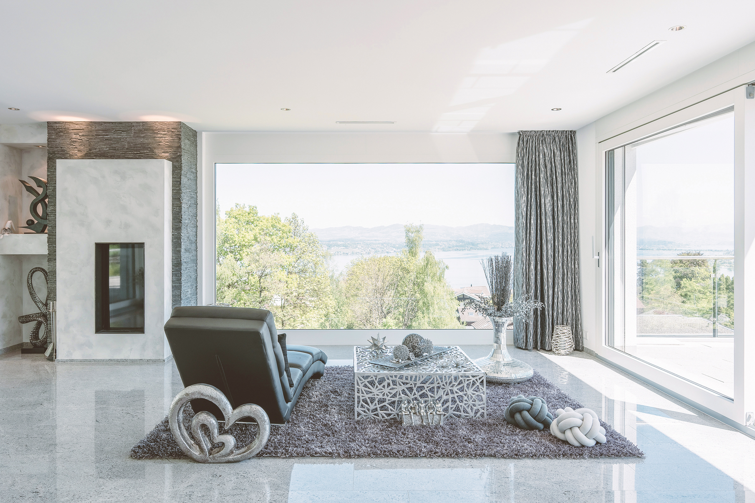 Blick aus der luxuriösen Attikawohnung mit atemberaubendem Panorama über den Zürichsee.