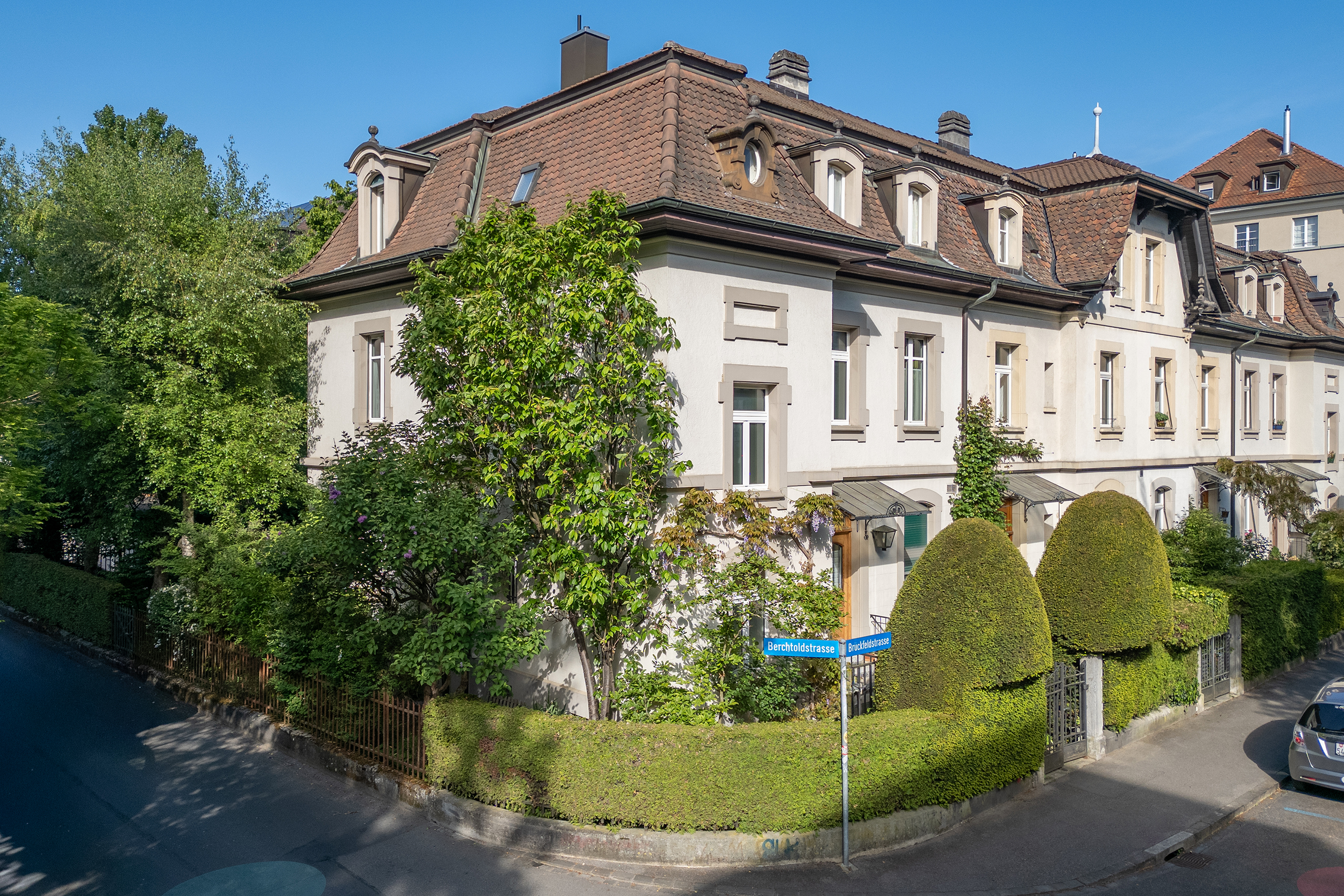 Wunderschönes Eckhaus im Quartier Länggasse der Stadt Bern. Das schöne Masarddach beherbergt die neuen Zimmerwohnung mit alten Parkettböden und schön verzierten Radiatoren.