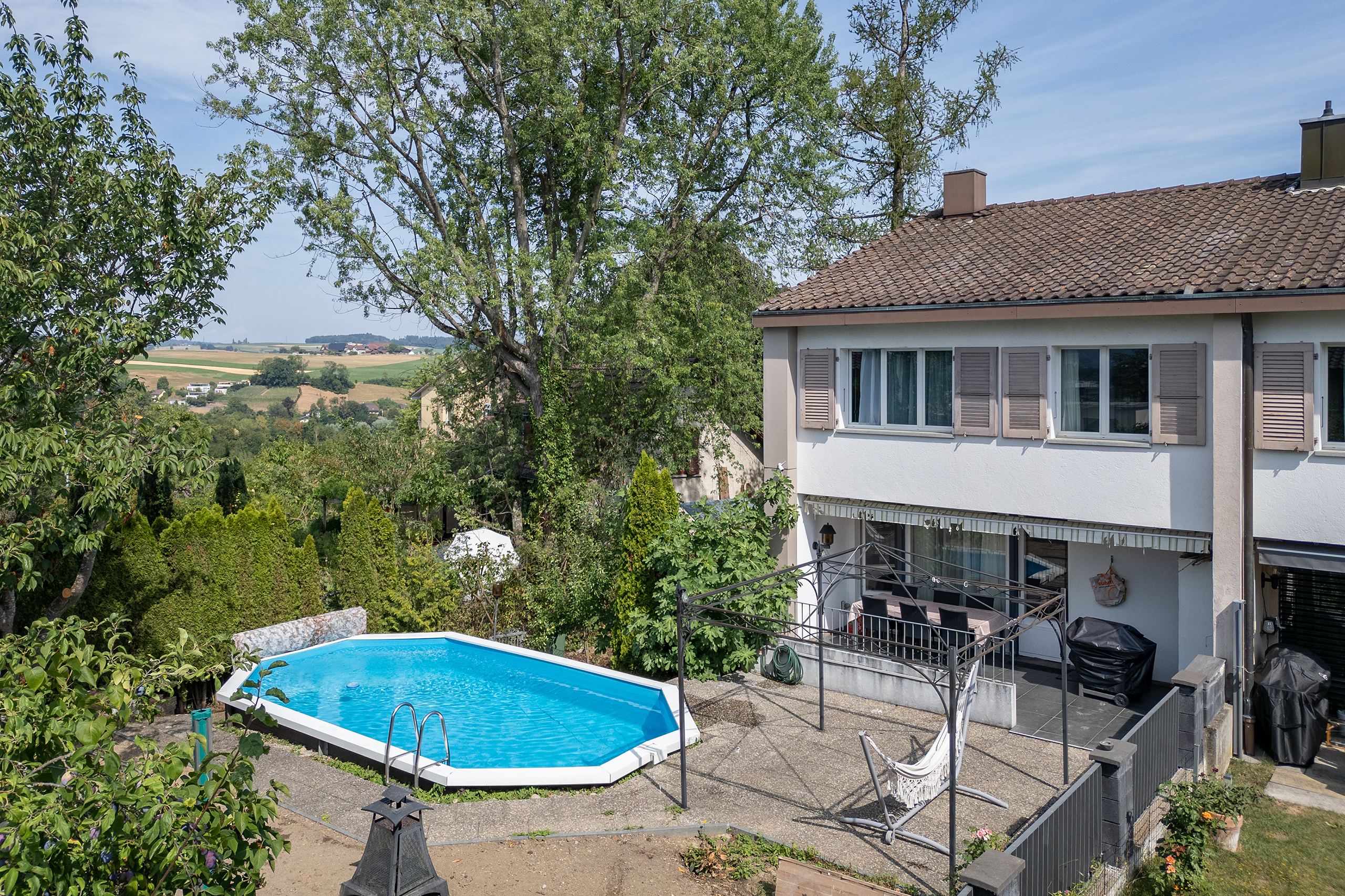 Eckhaus mit grossem Garten und Pool in Zollikofen zu verkaufen.