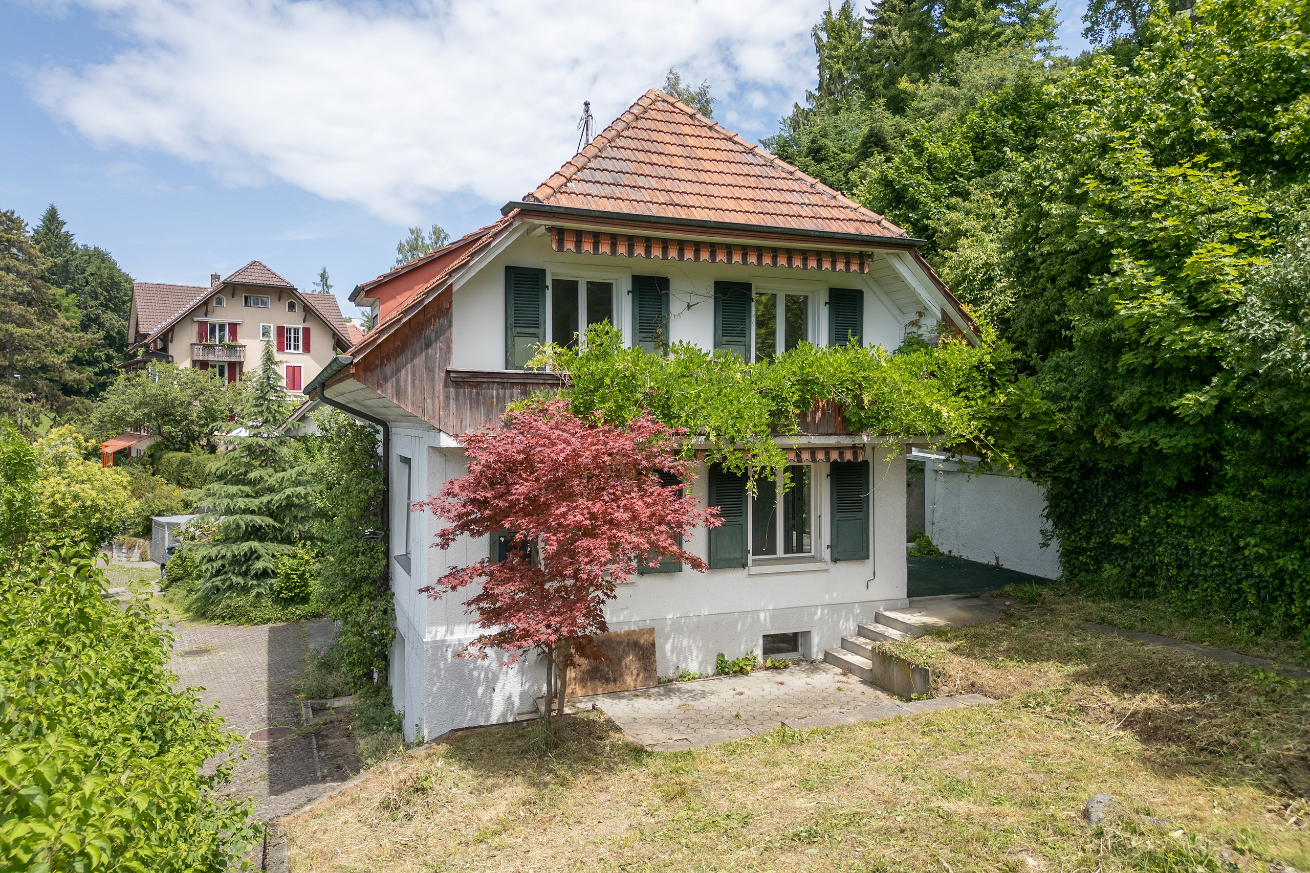 Sicht auf ein Einfamilienhaus in Bolligen an der Bolligenstrasse. Das grosse Grundstück eignet sich für einen Ersatzneubau.