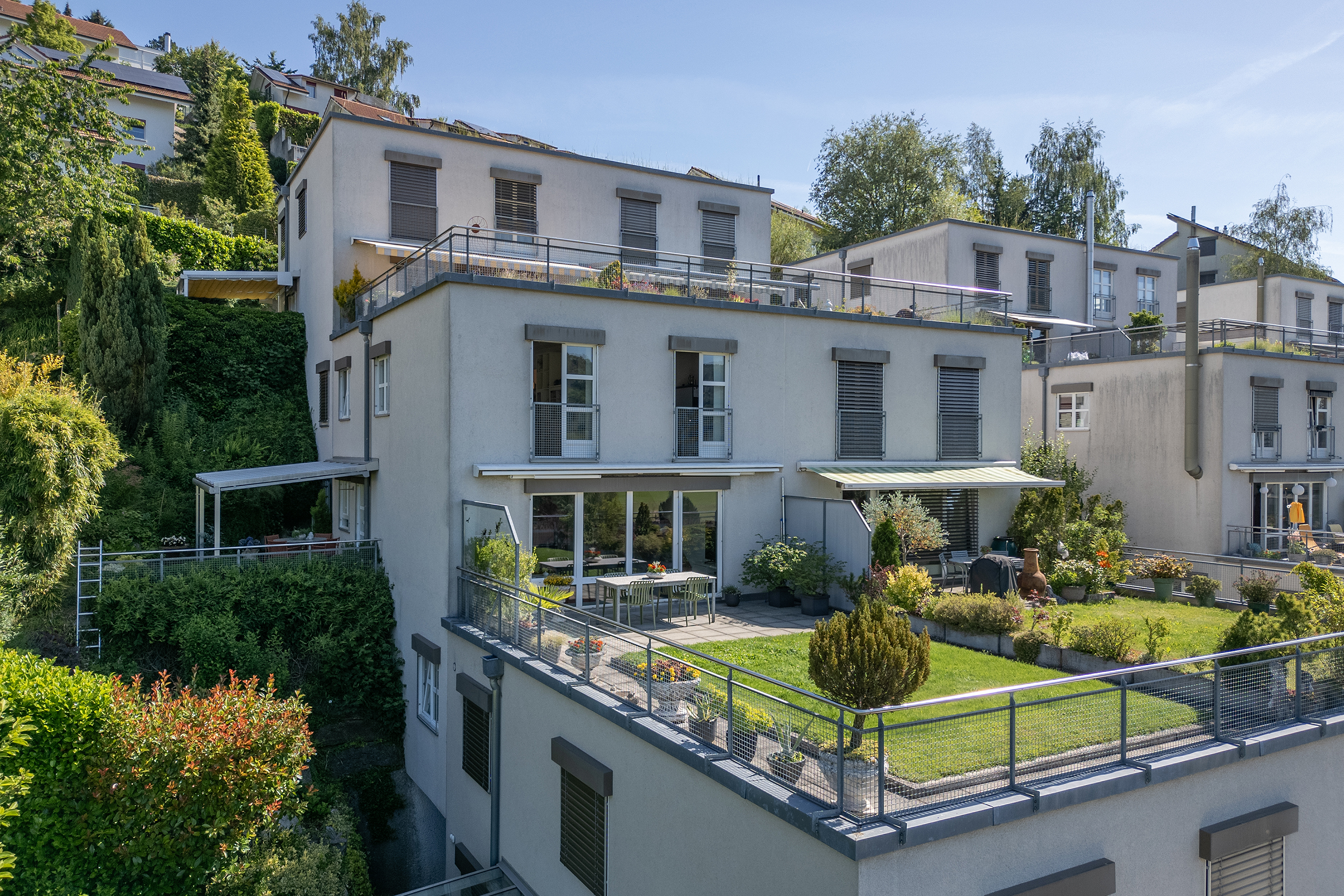 Sicht auf ein schmuckes Terrassenhaus an aussichtsreicher Lage mitten in Stettlen.