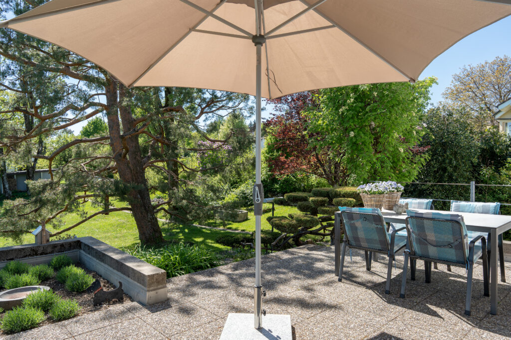 Garten und Sitzplatz an wunderbar ruhiger Lage in Prêles.