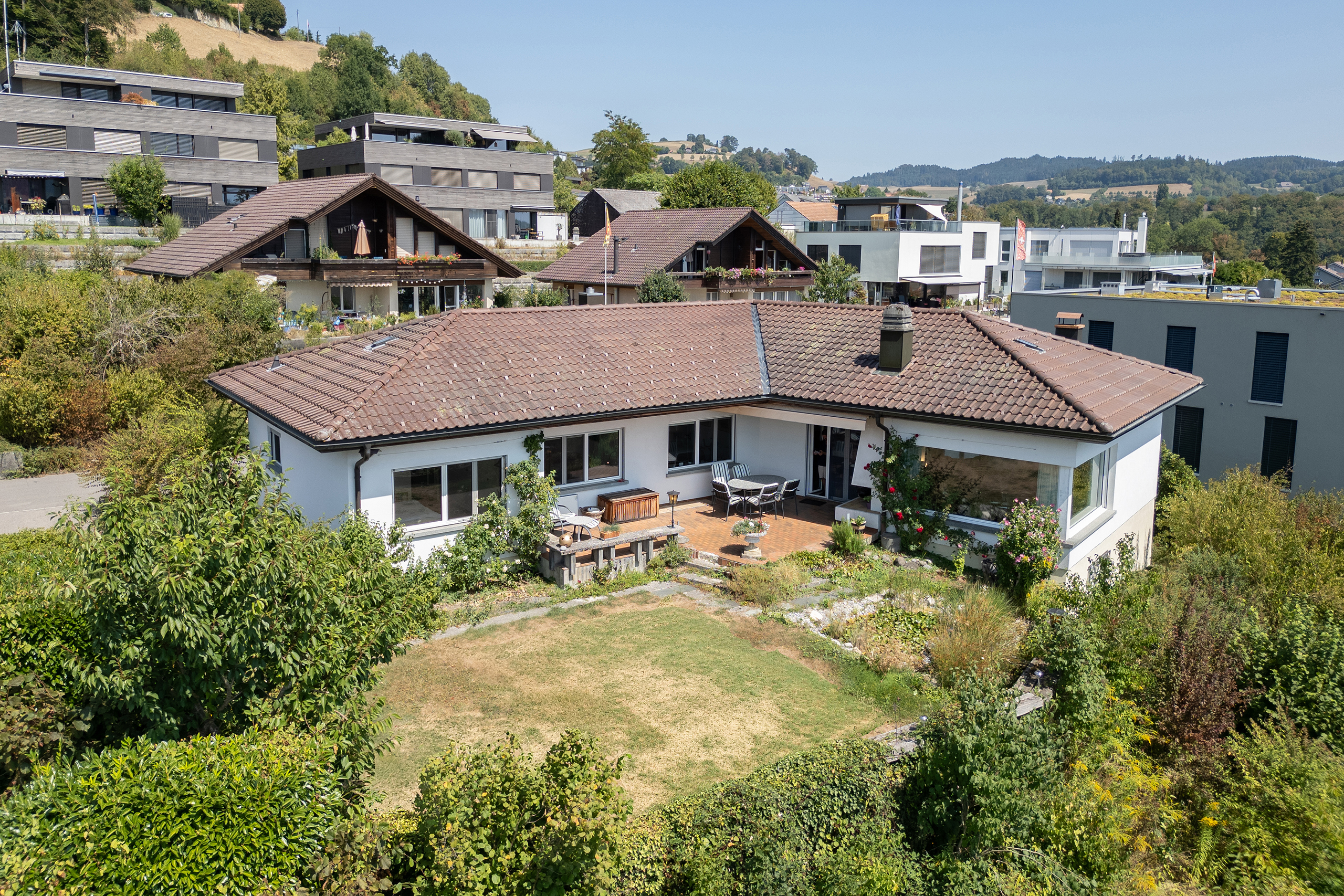 Freistehendes Einfamilienhaus an erhöhter Lage mit herrlicher Aussicht in Boll.