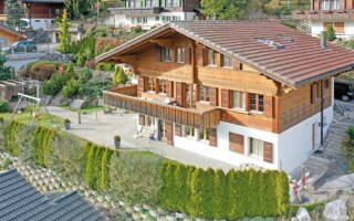 Chalet mit zwei Wohnungen Zweisimmen Bildes eines Chalets mit zwei Wohnungen in Zweisimmen.