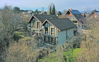 Einfamilienhaus in Schalunen Drohnenfoto von einem Doppeleinfamilienhaus in Schalunen.