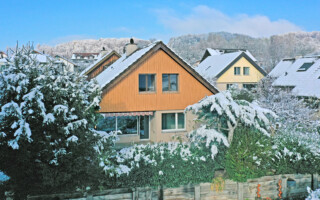 Einfamilienhaus in Birmenstorf Aargau Drohnenfoto Aussenansicht mit Schnee, Einfamilienhaus in Birmenstorf