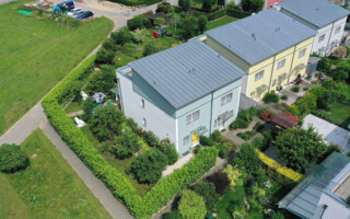 Doppeleinfamilienhaus Thörishaus Neuenegg Drohnenfoto des blauen Doppeleinfamilienhauses in Thörishaus, Gemeinde Köniz.