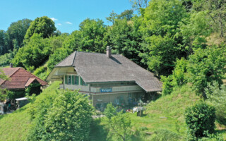 Rieghaus in Wynigen im Emmental Drohnenaufnahme von einem Rieghaus im Emmental, in Wynigen.
