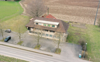 Altes Schulhaus in Kappelen Drohnenansicht vom alten Schulhaus in Kappelen welches als Mehrfamilienhaus genutzt wird.