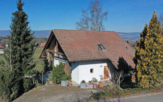 Einfamilienhaus mit Einliegerwohnung in Radelfingen Drohnenfoto vom Einfamilienhaus mit Einliegerwohnung in Radelfingen, im Seeland zwischen Bern und Aarberg.
