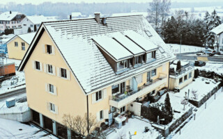 Eigentumswohnung in Schalunen Drohnenfoto vom Mehrfamilienhaus in Schalunen, welches in der Achse Bern und Solothurn liegt.