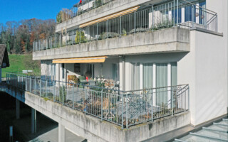 Drohnenfoto vom Terrassenhaus / Eigentumswohnung im Stämpbach in Boll.