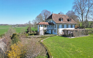 Herrschaftshaus Heitiwil in Düdingen Drohnenaufnahme vom Garten und vom Herrschaftshaus Heitiwil in Düdingen