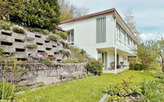 Foto der Südfassade vom Einfamilienhaus am Sonnenhang von Kehrsatz