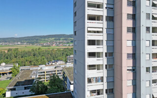 Eigentumswohnung in Baden Drohnenaufnahme der Aussenansicht des Hochhauses in Baden