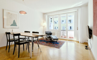 Mehrfamilienhaus im Berner Breitenrainquartier Wohnzimmer der Eigentumswohnung in der Stadt Bern, im Quartier Breitenrain