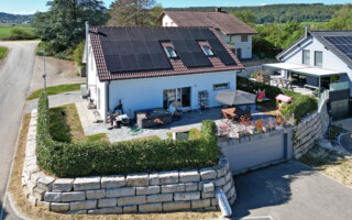 Einfamilienhaus Finsterhennen Drohnenansicht eines Einfamilienhauses in Finsterhennen im Berner Seeland.