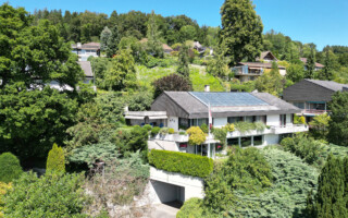Villa mit Hallenbad in Gümligen Drohnenaufnahme einer Villa aus den siebziger Jahren in Gümligen
