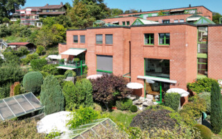 Reiheneinfamilienhaus in Ortschwaben Aussenansicht mittels Drohnenfotografie eines Einfamilienhauses aus rotem Sichtbackstein
