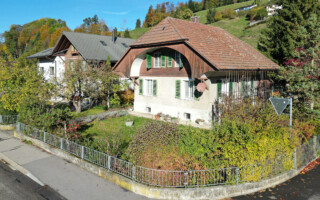 Einfamilienhaus in Huttwil Drohnenansicht der südlichen Hausfassade eines Einfamilienhauses in Huttwil, welches zu kaufen war.