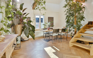 Maisonette Dachwohnung im Breitenrain Bern Blick vom Flur in das Wohnzimmer mit Treppenaufgang in das Obergeschoss. Altbau Maisonettewohnung.