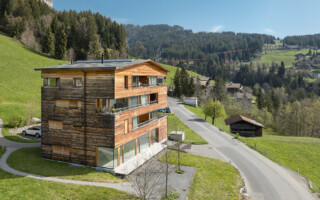 Ferienwohnung in Beatenberg Drohnenfotografie vom Mehrfamilienhaus in Beatenberg im Berner Oberland, nahe Interlaken.