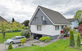 Einfamilienhaus in Kirchberg Aussenansicht eines Einfamilienhauses in Kirchberg mit Doppelgarage und grossem Garten.