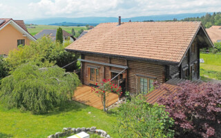 Schönes und gemütliches freistehendes Blockhaus mit schön gestaltetem Garten und neuer Holzterrasse.
