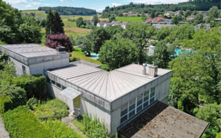 Atelierhaus Rudolf Mumprecht in Köniz Aussenansicht Drohnenfoto des Atelierhauses des Künstlers Rudolf Mumprecht.