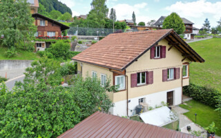 Einfamilienhaus in Rüschegg Gambach Aussenansicht Drohnenfoto von einem kleinen Einfamilienhaus in Rüschegg Gambach mit Garten und eigener Quelle.