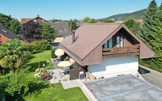 Einfamilienhaus in Worben Sicht auf den gemütlichen Garten mit Palme und Rasenfläche eines Einfamilienhauses.